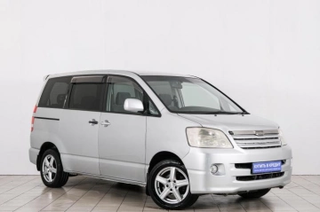 Toyota Noah 2003 года в Красноярске