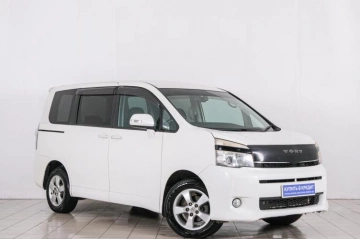 Toyota Voxy 2010 года в Красноярске
